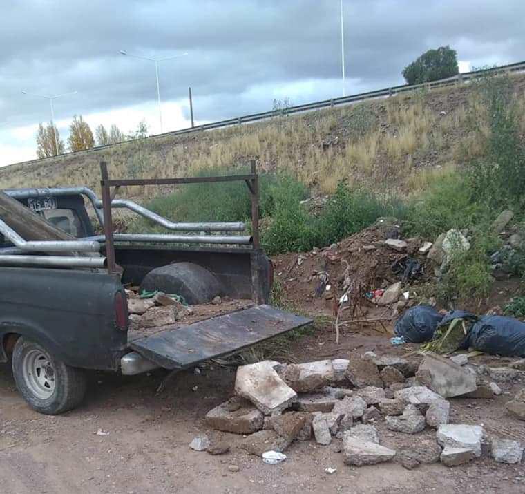 Multaron a vecinos de Luján por arrojar basura en la vía pública