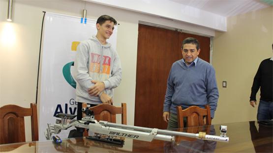 El-Director-de-Deportes-Jorge-Páez-junto-a-Cristian-Quiles-tirador-de-17-años-quien-representará-a-Alvear-en-Shul-Alemania-en-el-Mundial-de-Tiro-OlímpicoIMG_9107