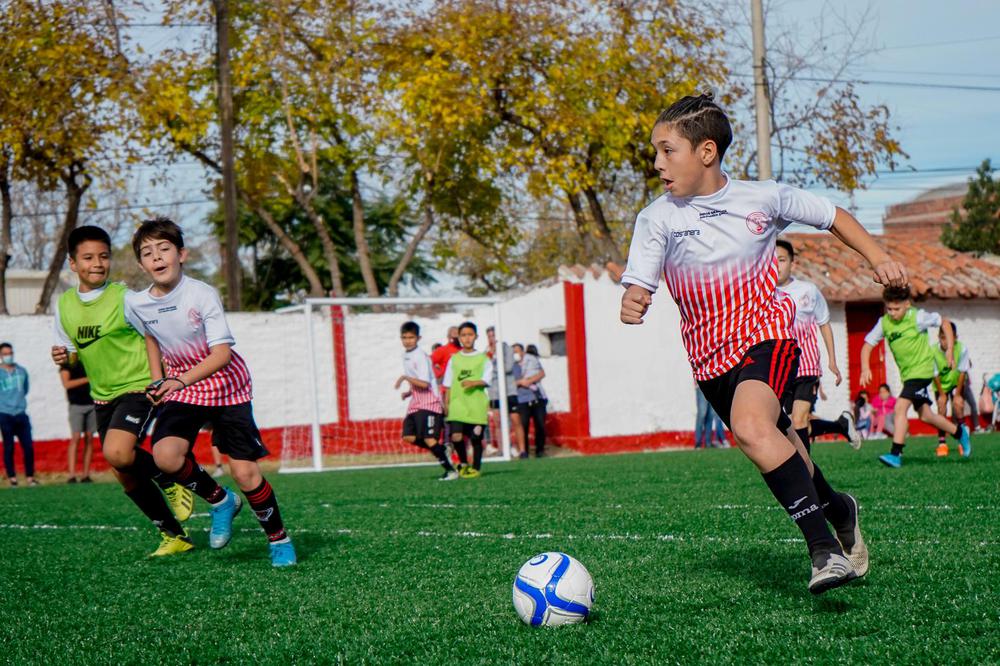 inauguracion-canchas-futbol-sintetico-sede-huracan-las-heras-4