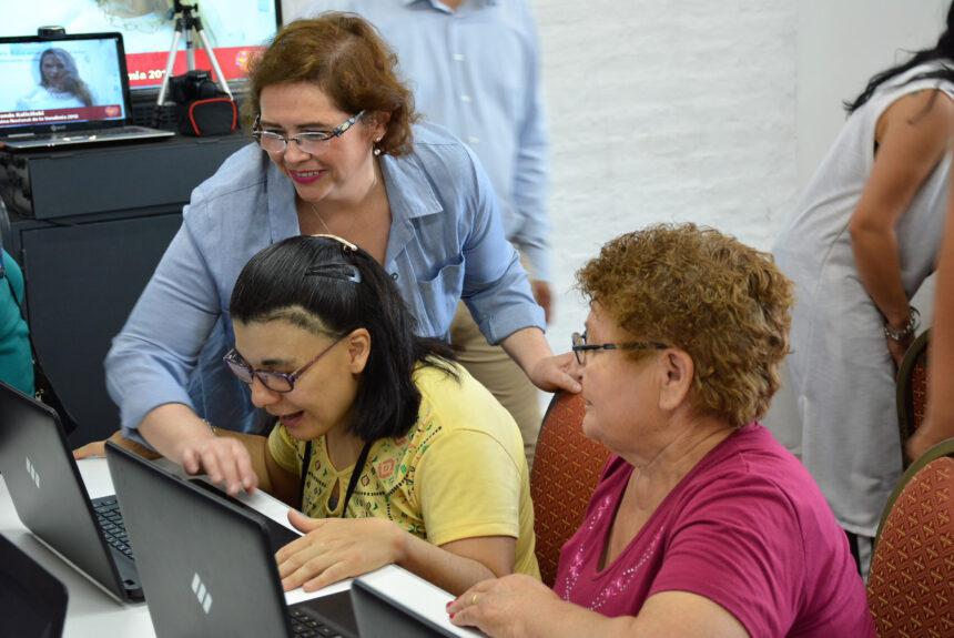 foto-de-archivo-capacitación-en-informática-860x575