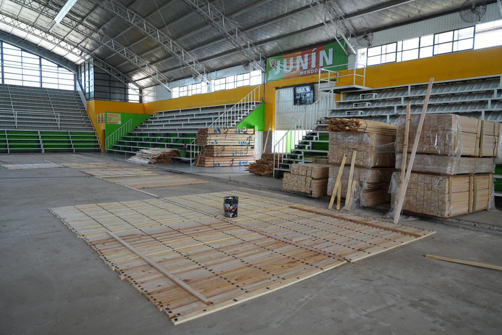 COMENZO-LA-COLACION-DEL-PISO-DEL-ESTADIO-CUBIERTO-LA-COLONIA-4