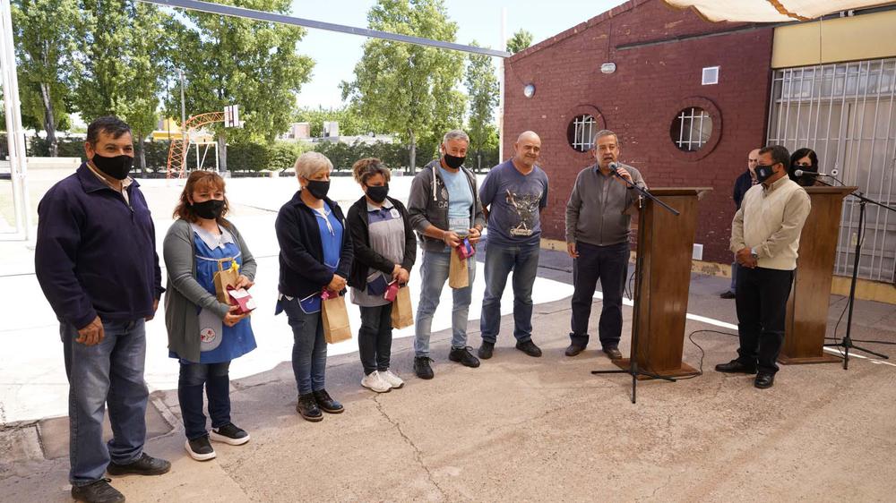 EL-INTENDENTE-HECTOR-RUIZ-PARTICIPO-DE-UN-HOMENAJE-A-CELADORES-DE-LA-ESCUELA-PRESBITERO-CONSTANTINO-SPAGNOLO-15
