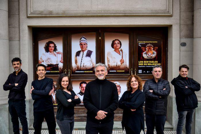 Elenco-y-director-de-Los-Establos-de-Su-Majestad-1-700x467