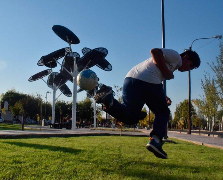 chico-jugando-a-la-pelota-y-arbol-solar-godoy-cruz-768x621