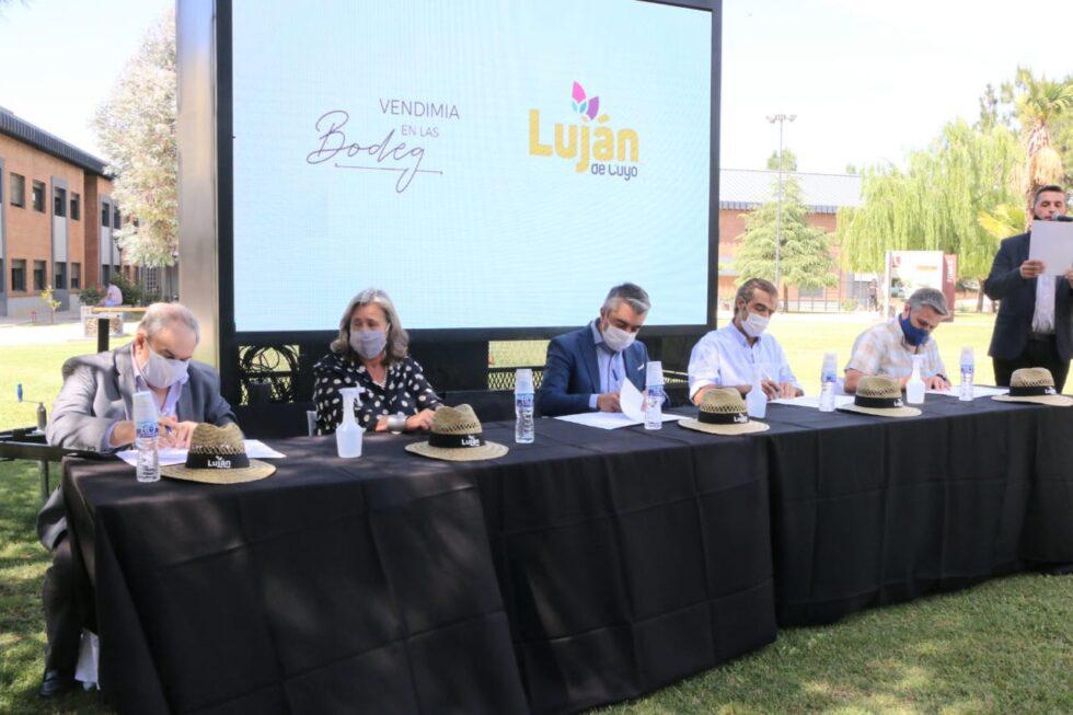 Gonzalez-Ortiz-Bragagnolo-Barbera-y-Garcaa-firmando-los-convenios-980x653