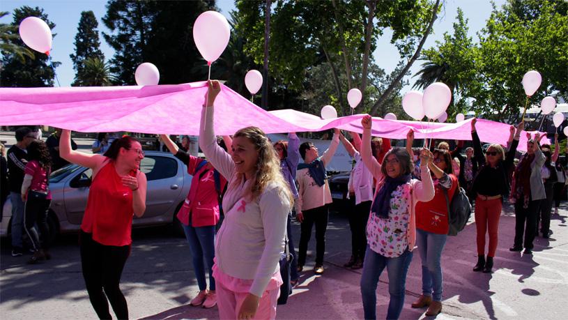 FOTOS-“Lazo-Rosa-Viviente”-en-el-Día-Contra-el-Cáncer-de-Mama-en-la-Plaza-Departamental