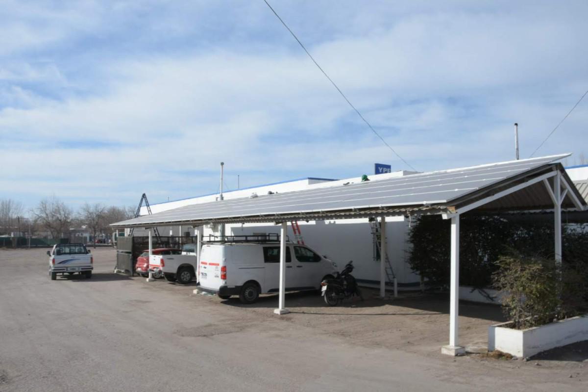 Inauguración-de-la-Estación-de-Energía-Solar-en-la-estación-de-servicio-YPF-Ruta-188-6-1200x799