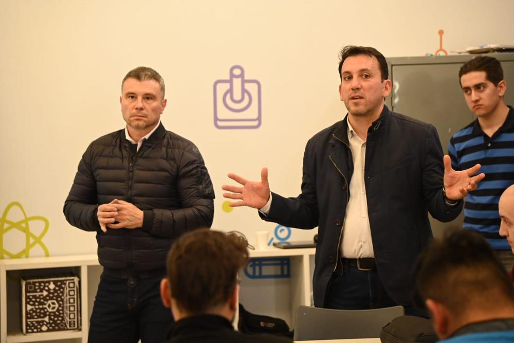 MendoSat1-garcia-zalazar-con-jovenes-emprendedores-parque-tic