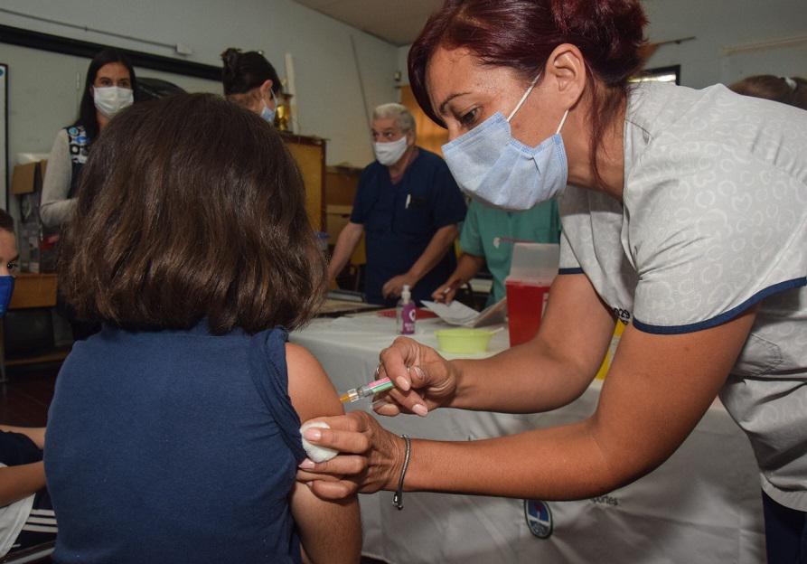 vacunacion-covid-en-las-escuelas-inicio-de-clases-2022-Batalla-del-Pilar-7-ok