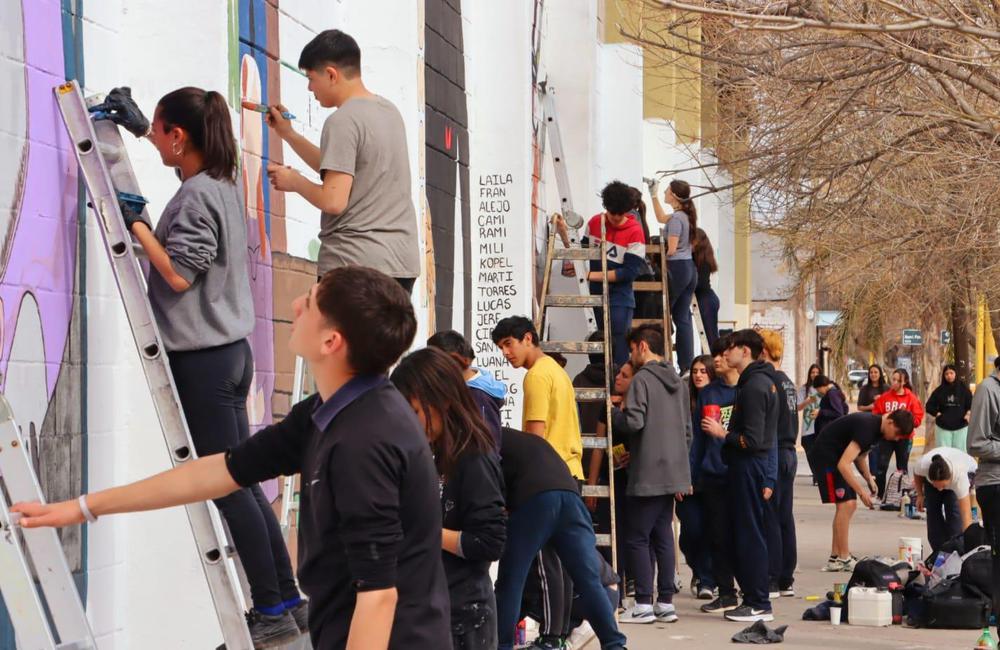 Las promociones pintando los murales