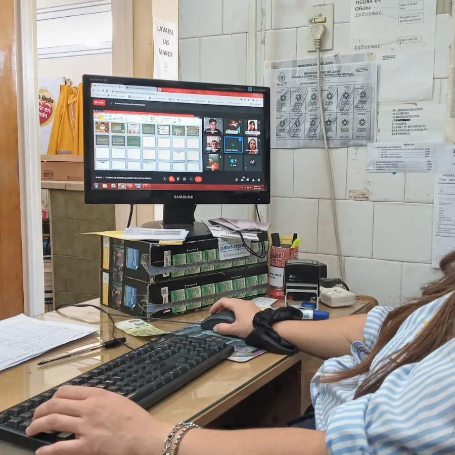 EL-MUNICIPIO-CAPACITO-A-MAS-DE-120-EMPRENDEDORES-QUE-PARTICIPARAN-EN-EL-ENCUENTRO-DE-LAS-NACIONES-4