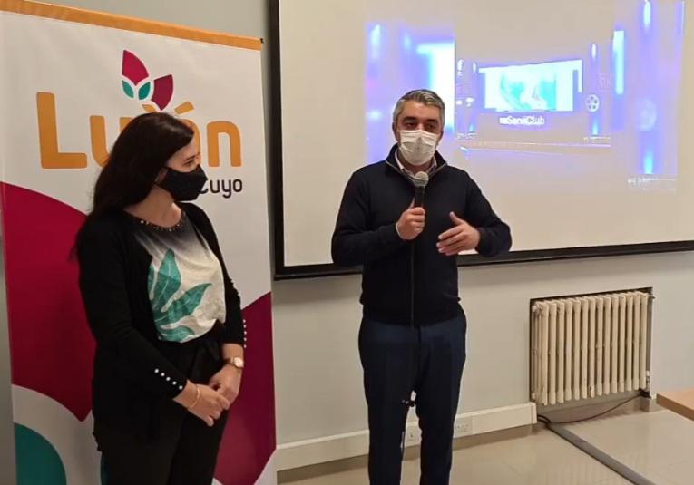 Sebastian-Braganolo-junto-a-Soledad-Lores-en-la-presentacion-del-Cine-Sobre-Ruedas