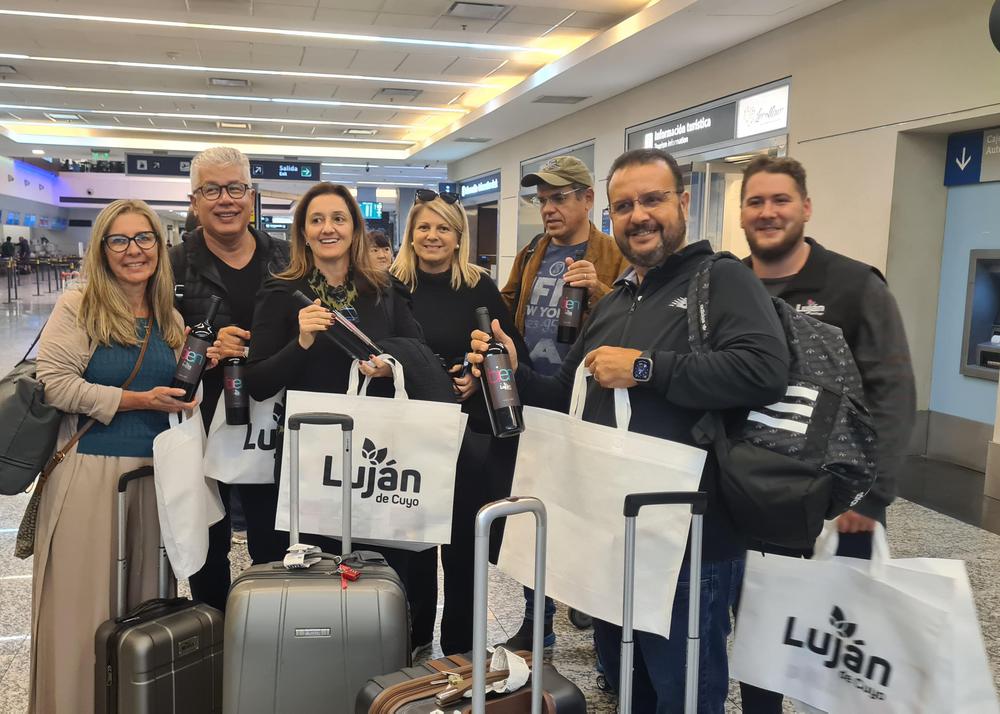 Turistas contentos con sus presentes de la Tierra del Malbec