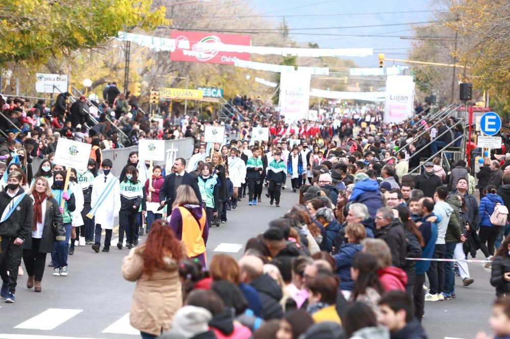 Record de convocatoria en el Desfile por los 167 años