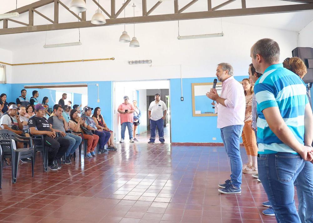 Entrega-de-materiales-a-Floricultores-1536x1097