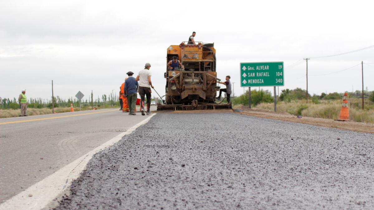 FOTOS-Obra-de-asfalto-microagromerado-en-los-ingresos-a-Carmensa-1200x675