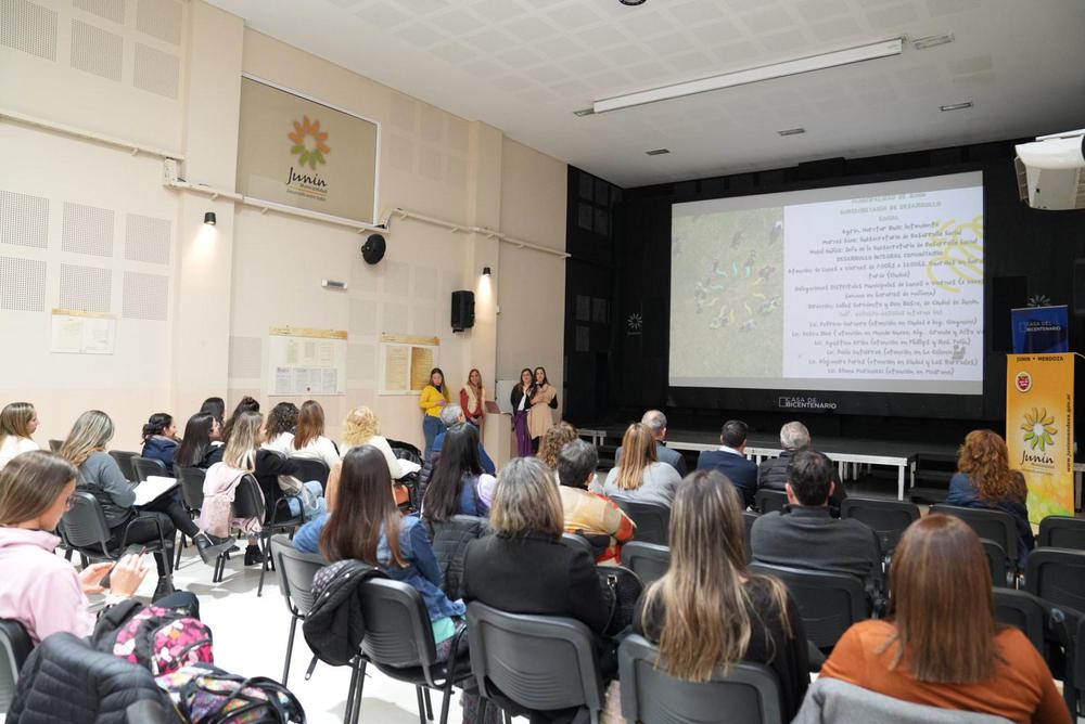 SE-PRESENTO-LA-GUIA-DEPARTAMENTAL-DE-RECURSOS-DEL-SISTEMA-DE-PROTECCION-DE-NINOS-AS-Y-ADOLESCENTES-12