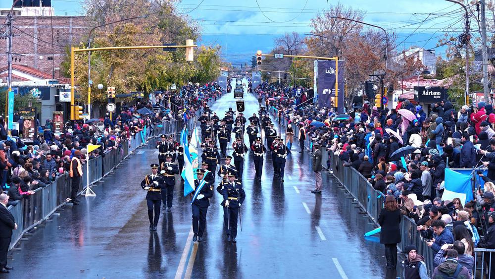 A pesar del frio la gente participó activamente de todo el desfile