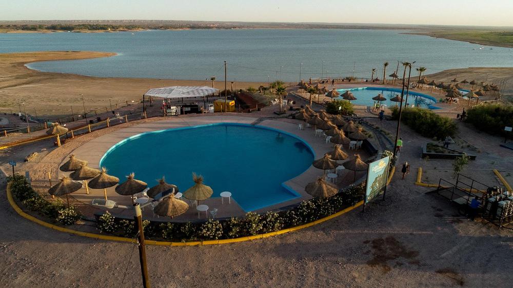 Ademas de las piletas, está el acceso al espejo de agua