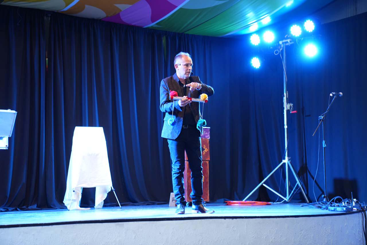 UN-ESPECTACULO-DE-MAGIA-Y-COLOR-PARA-TODA-LA-FAMILIA-9