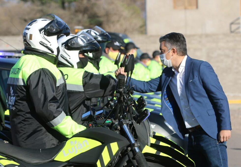 Bragagnolo-junto-al-personal-municipal-de-transito-1-980x678