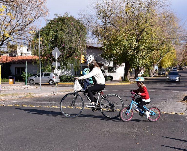 mama-niños-cruce-ciclovia-768x621